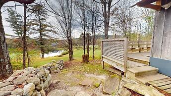 Pond View Cabin-Rustic two-bedroom loft, a short drive to Chittenden R