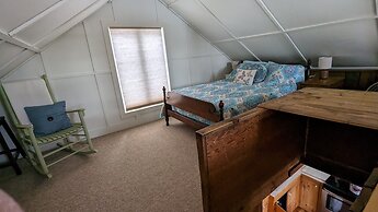 Pond View Cabin-rustic Two-bedroom Loft, a Short Drive to Chittenden R