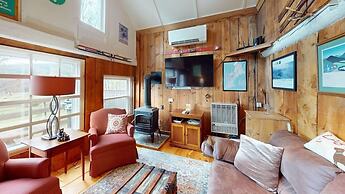 Pond View Cabin-Rustic two-bedroom loft, a short drive to Chittenden R