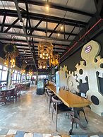 Aqua Frontier Hotel and Restaurant