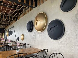 Aqua Frontier Hotel and Restaurant