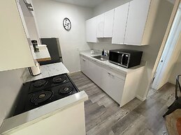 Building next to CocoWalk & Brickell