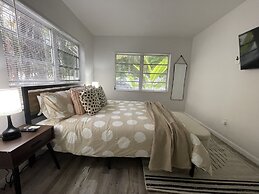 Building next to CocoWalk & Brickell