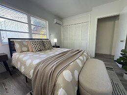 Building next to CocoWalk & Brickell