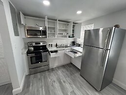 Building next to CocoWalk & Brickell