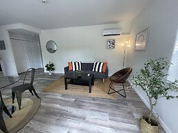 Building next to CocoWalk & Brickell