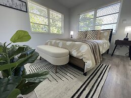 Building next to CocoWalk & Brickell