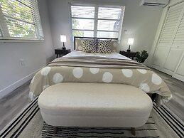 Building next to CocoWalk & Brickell