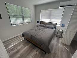 Building next to CocoWalk & Brickell