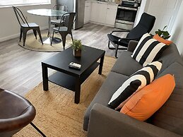 Building next to CocoWalk & Brickell