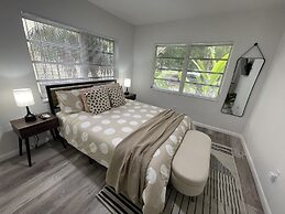 Building next to CocoWalk & Brickell