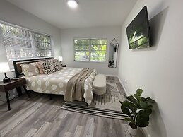 Building next to CocoWalk & Brickell