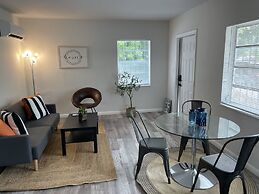 Building next to CocoWalk & Brickell