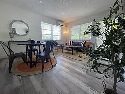 Building next to CocoWalk & Brickell