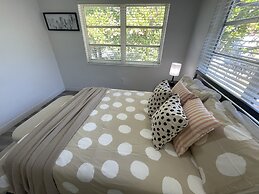 Building next to CocoWalk & Brickell