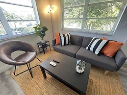 Building next to CocoWalk & Brickell