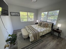 Building next to CocoWalk & Brickell