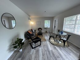 Building next to CocoWalk & Brickell