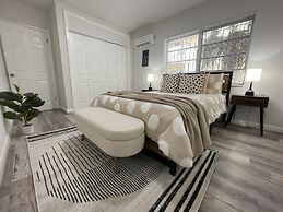 Building next to CocoWalk & Brickell