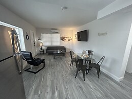 Building next to CocoWalk & Brickell