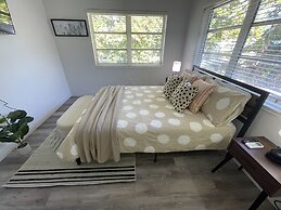 Building next to CocoWalk & Brickell