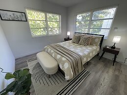 Building next to CocoWalk & Brickell