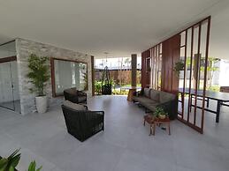 Mana & Makia Slin Muro Alto