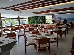 Mana & Makia Slin Muro Alto