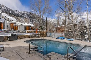 New Listing 3 BR 3 BA Updated Condo - Pool Hot-tub