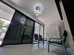 MET A Space Pod Phrom Phong