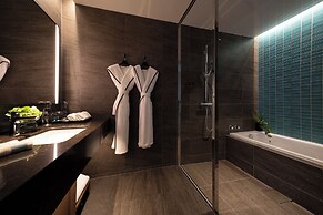 Tiad, Autograph Collection