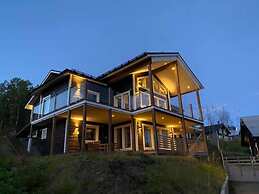 Large 8-9-bed Central Ski Innout House in Hemavan