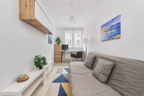 Charming Apartment Fabryczna by Renters