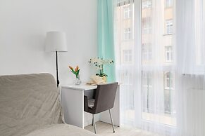 Charming Apartment Fabryczna by Renters