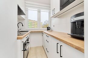 Charming Apartment Fabryczna by Renters