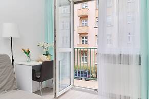 Charming Apartment Fabryczna by Renters