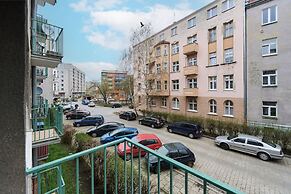 Charming Apartment Fabryczna by Renters
