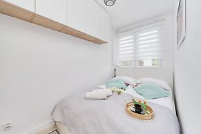 Charming Apartment Fabryczna by Renters