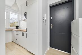 Charming Apartment Fabryczna by Renters