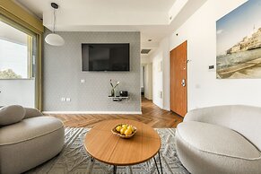 Beachside Charm on Ben Yehuda 2BR Apt