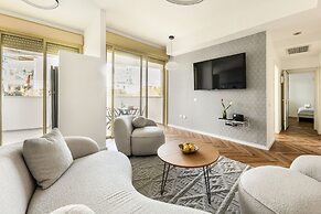Beachside Charm on Ben Yehuda 2BR Apt