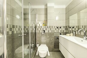 Beachside Charm on Ben Yehuda 2BR Apt