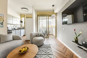 Beachside Charm on Ben Yehuda 2BR Apt