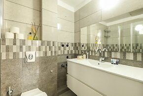 Beachside Charm on Ben Yehuda 2BR Apt