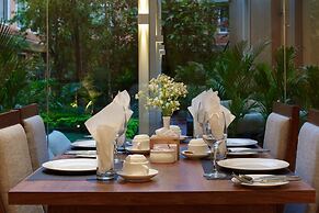 Hotel Thrive, A Tropical Courtyard