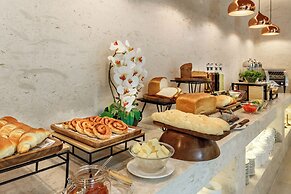 Hotel Thrive, A Tropical Courtyard