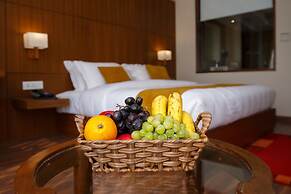 Hotel Thrive, A Tropical Courtyard