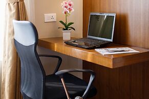 Hotel Thrive, A Tropical Courtyard