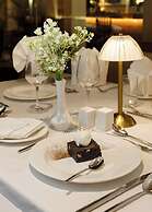 Hotel Thrive, A Tropical Courtyard