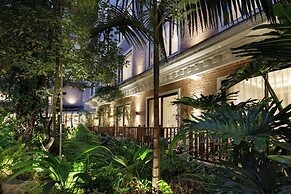 Hotel Thrive, A Tropical Courtyard